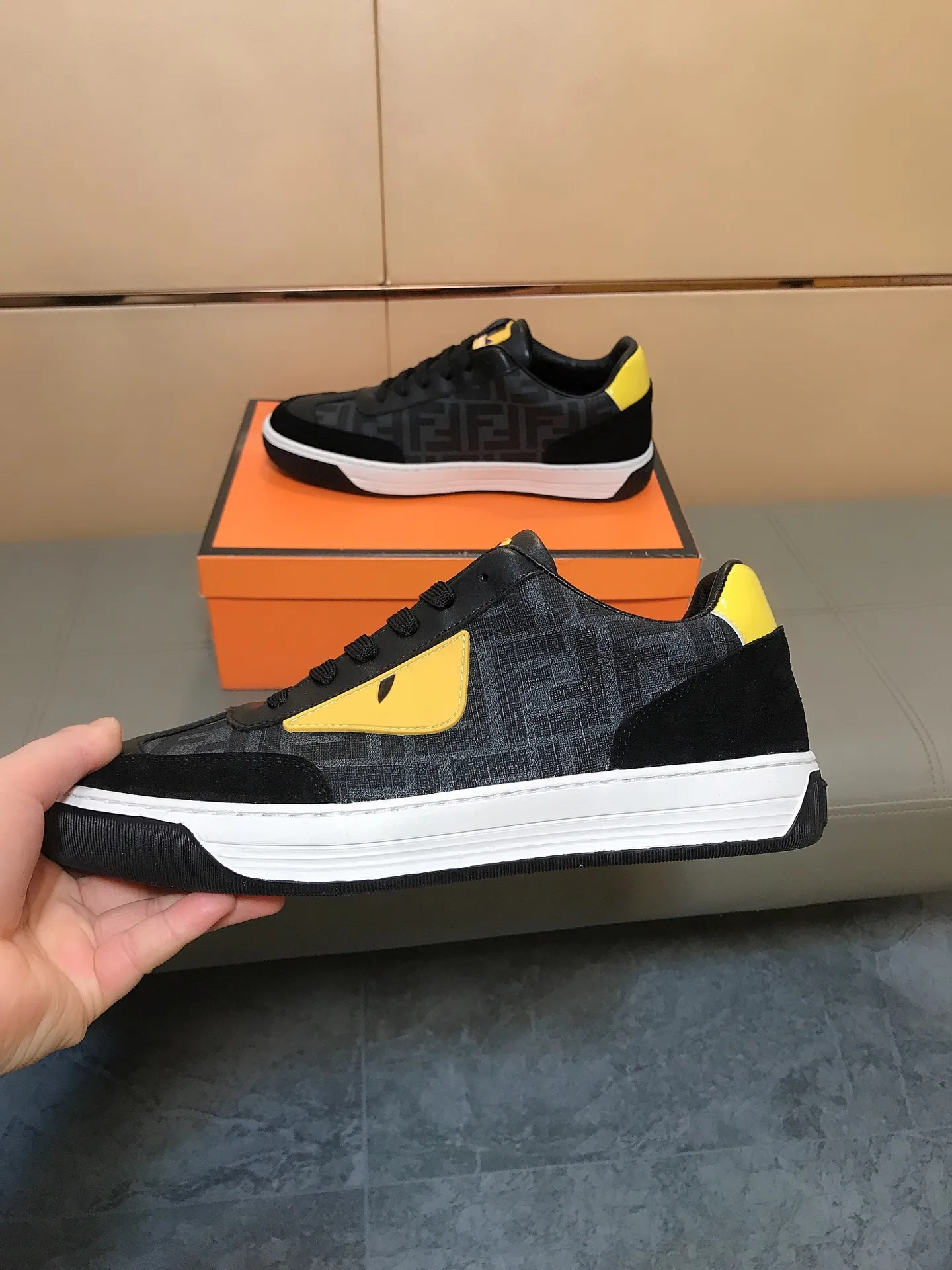 Ex-factory price 400 👟👟💎Fendi [Fendi] men's new high-top casual shoes are on the market 🔥The shoe body is made of brand-specific embossed leather, sheepskin lining, breathable and does not cover the feet! Fashionable casual shoes 🙈Non-slip and wear-resistant outsole👣 Standard size 38-44